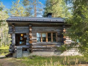 una cabaña de madera en el bosque en Holiday Home Ukkohermanni by Interhome, en Luosto