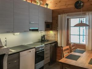 Kuchyň nebo kuchyňský kout v ubytování Holiday Home Lomaylläs b26 -palovaarankaarre 8 a by Interhome
