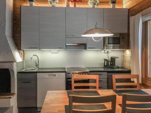 Kuchyň nebo kuchyňský kout v ubytování Holiday Home Lomaylläs b26 -palovaarankaarre 8 a by Interhome