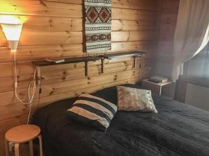 ユッラスヤルヴィにあるHoliday Home Lomaylläs b26 -palovaarankaarre 8 a by Interhomeの木製の壁のベッドルーム1室(ベッド1台付)