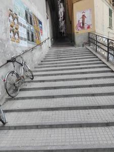 ジェノヴァにあるB&B Bandabriscaの建物の階段に駐輪した自転車