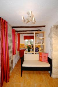 - un salon avec un banc dans une pièce dans l'établissement Apartment Villa Vivendi - VEN109 by Interhome, à Vence