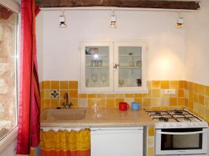 Il comprend une cuisine équipée d'un évier et d'une cuisinière. dans l'établissement Apartment Villa Vivendi - VEN109 by Interhome, à Vence