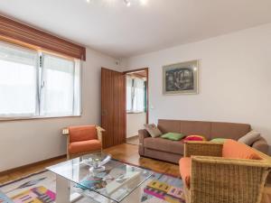 ein Wohnzimmer mit einem Sofa und einem Glastisch in der Unterkunft Holiday Home Casa Amica by Interhome in Scrutto