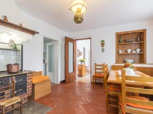 eine Küche und ein Esszimmer mit einem Tisch und Stühlen in der Unterkunft Holiday Home Casa Amica by Interhome in Scrutto