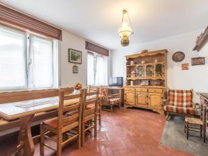 ein Esszimmer mit einem Tisch und Stühlen in der Unterkunft Holiday Home Casa Amica by Interhome in Scrutto