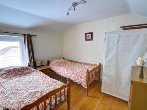 Postel nebo postele na pokoji v ubytování Holiday Home Taff's Well by Interhome