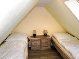 2 Betten und eine Kommode in einem Zimmer in der Unterkunft Apartment zum Katzengrund II by Interhome in Hinrichshagen