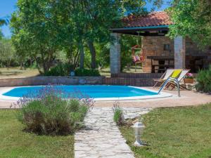 una piscina con un tobogán en un patio en Villa Elda by Interhome, en Rakalj