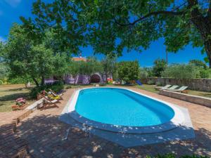 una piscina en un patio con un árbol en Villa Elda by Interhome, en Rakalj
