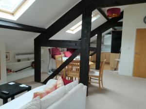 ein Wohnzimmer mit einem weißen Sofa und einem Tisch in der Unterkunft Harrogate Toffee Loft in Harrogate