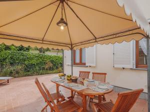 Patio alebo iná vonkajšia časť ubytovania Holiday Home Rosa by Interhome