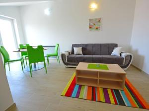 salon z kanapą i stołem w obiekcie Apartment Iva-3 by Interhome w mieście Soline