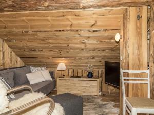 un salon avec un canapé et une télévision dans l'établissement Holiday Home Tunturitorppa by Interhome, à Äkäslompolo
