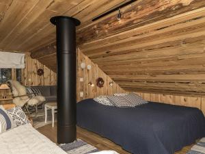 Ce lit se trouve dans un dortoir doté d'un mur en bois. dans l'établissement Holiday Home Tunturitorppa by Interhome, à Äkäslompolo 10 autres photos