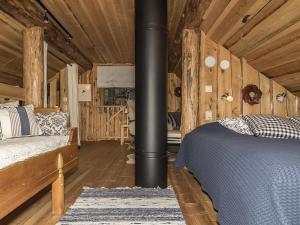 מיטה או מיטות בחדר ב-Holiday Home Tunturitorppa by Interhome