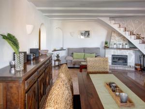 A seating area at Holiday Home Leon by Interhome