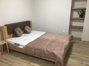 ein Schlafzimmer mit einem Bett in einem Zimmer in der Unterkunft Tokajský domček in Malá Tŕňa