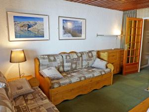ein Wohnzimmer mit einem Sofa und einem Tisch in der Unterkunft Studio Le Sérac-7 by Interhome in Val Thorens