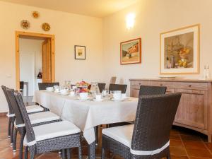 Restoran või mõni muu söögikoht majutusasutuses Villa al Castello by Interhome
