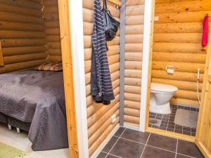 ein Badezimmer mit Toilette in einer Blockhütte in der Unterkunft Holiday Home Imponlampi by Interhome in Rukajärvi