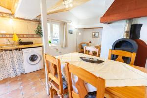 cocina y comedor con mesa y horno en Casa Marena, en Puntagorda