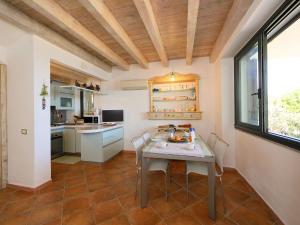 uma cozinha com mesa e cadeiras num quarto em Apartment Paola by Interhome em Cannigione