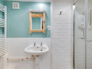 Bilik mandi di Holiday Home Pendeen Hayloft by Interhome