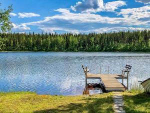 un quai en bois assis sur le côté d'un lac dans l'établissement Holiday Home Niittyranta by Interhome, à Kukko