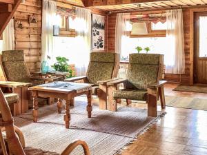 een woonkamer met 2 stoelen en een tafel bij Holiday Home Niittyranta by Interhome in Kukko
