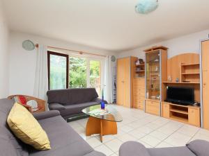 salon z kanapą i stołem w obiekcie Holiday Home Violetta Grande by Interhome w mieście Balatonkenese
