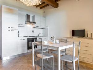 Dapur atau dapur kecil di Apartment Poggio di Nocola-1 by Interhome