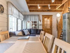 Ruang duduk di Holiday Home Levin kultakoto by Interhome