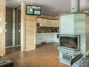 TV at/o entertainment center sa Holiday Home Hilla by Interhome