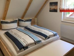 2 cuscini posti su un letto in una stanza di Holiday Home Kleine Möwe by Interhome a Zirkow