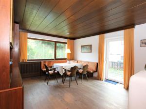 comedor con mesa y sillas en Apartment Burgstall by Interhome en Innsbruck