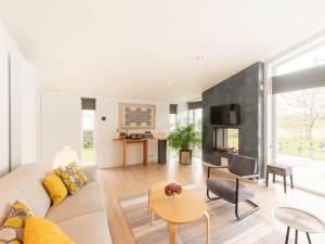 een woonkamer met een bank en een tafel bij Holiday Home Ruisweg 89 by Interhome in Wemeldinge