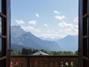 einen Blick auf eine Bergkette aus dem Fenster in der Unterkunft Chalet Les Rochers Blancs by Interhome in Chesières