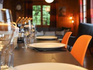 En restaurant eller et andet spisested på Chalet Les Rochers Blancs by Interhome
