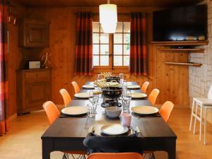 Reštaurácia alebo iné gastronomické zariadenie v ubytovaní Chalet Les Rochers Blancs by Interhome