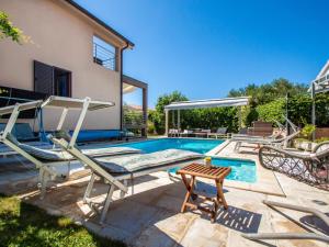 Bazén v ubytování Apartment Johanna by Interhome nebo v jeho okolí
