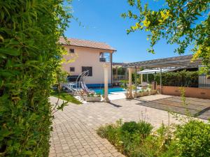 Bazén v ubytování Apartment Johanna by Interhome nebo v jeho okolí