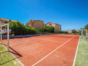 Tenis a/nebo squash v ubytování Apartment Johanna by Interhome nebo okolí