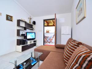 - un salon avec un canapé et une télévision dans l'établissement Apartment Johanna by Interhome, à Tribunj