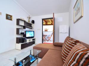 TV a/nebo společenská místnost v ubytování Apartment Johanna by Interhome