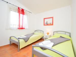Postel nebo postele na pokoji v ubytování Apartment Johanna by Interhome