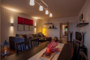 uma sala de estar com uma mesa e um sofá em Apart Ritzkogel Willingen em Willingen