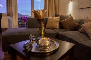 a vase with flowers on a table in a living room at Apart Ritzkogel Willingen in Willingen