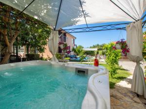 Bazén v ubytování Apartment Johanna by Interhome nebo v jeho okolí