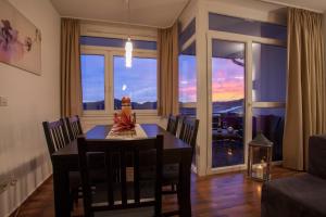 a dining room with a table and chairs and a window at Apart Ritzkogel Willingen in Willingen